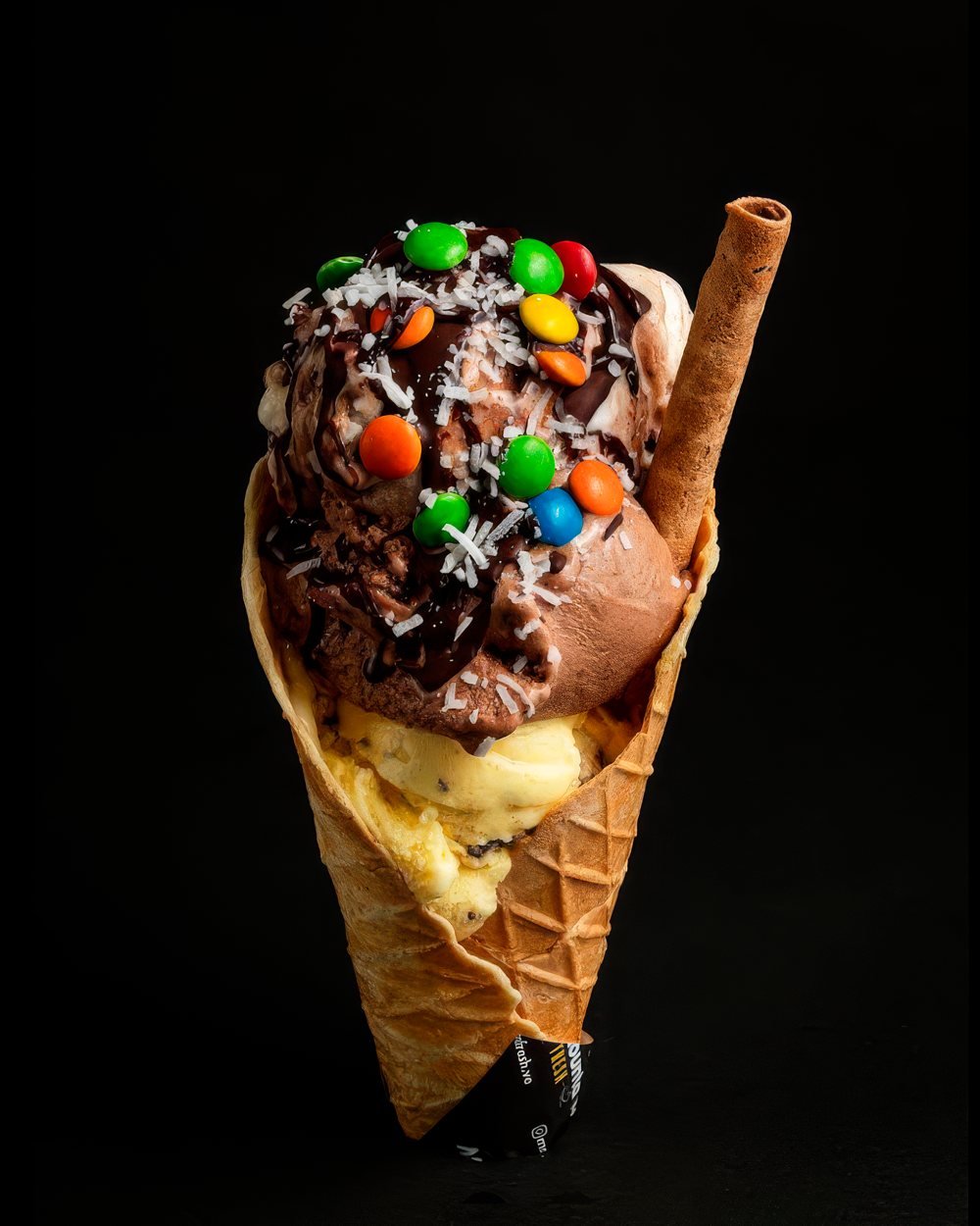 Barquillón de chocolate con chispas de colores y coco