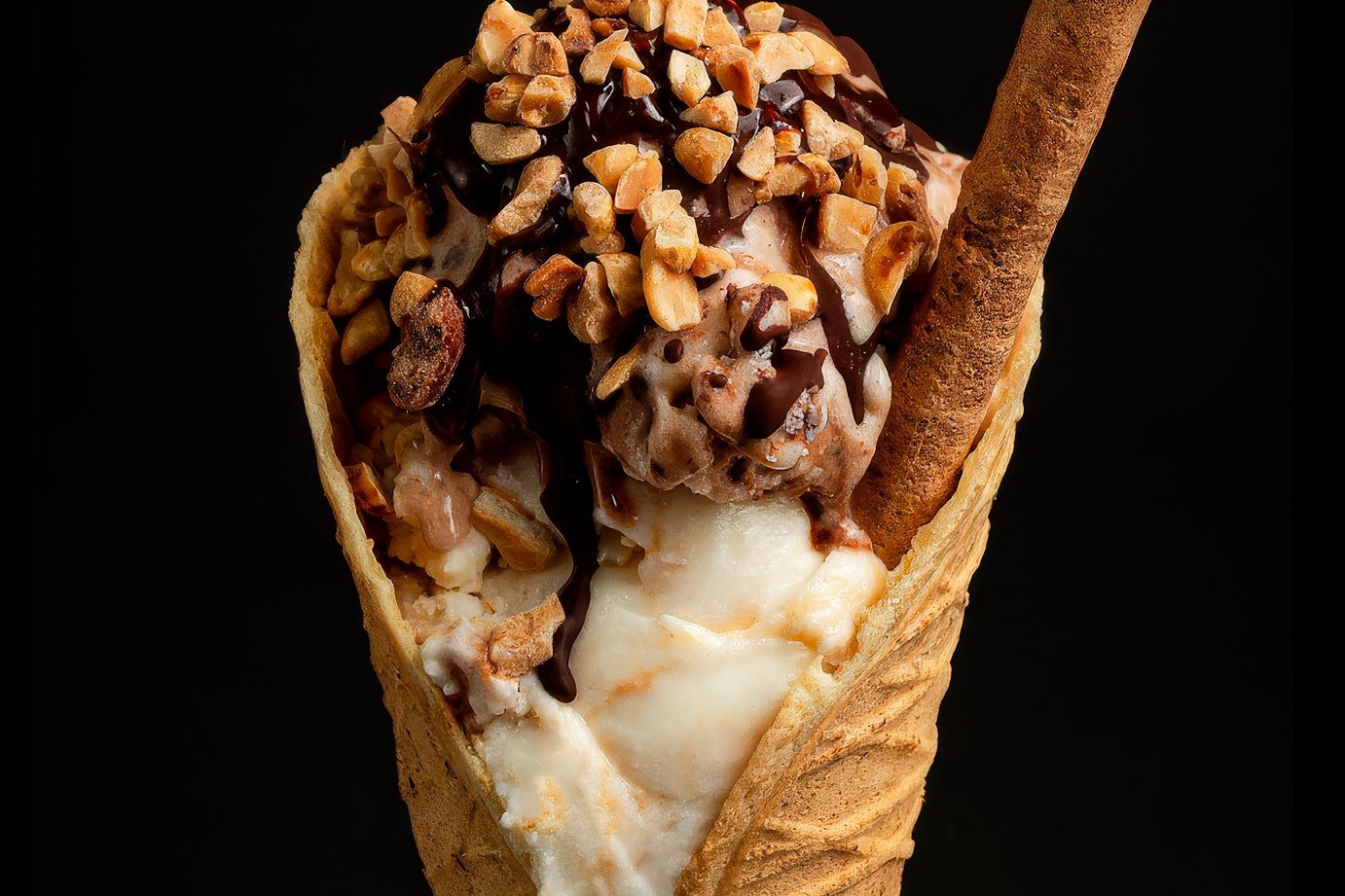 Barquillón con nueces, sirope y barquillo
