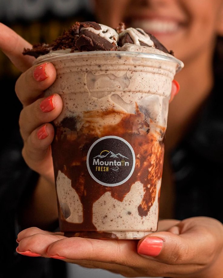 Vaso de helado con sirope en primer plano